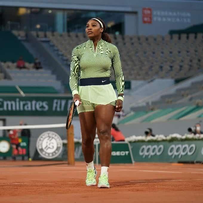 Serena Williams sufre pero avanza en Francia