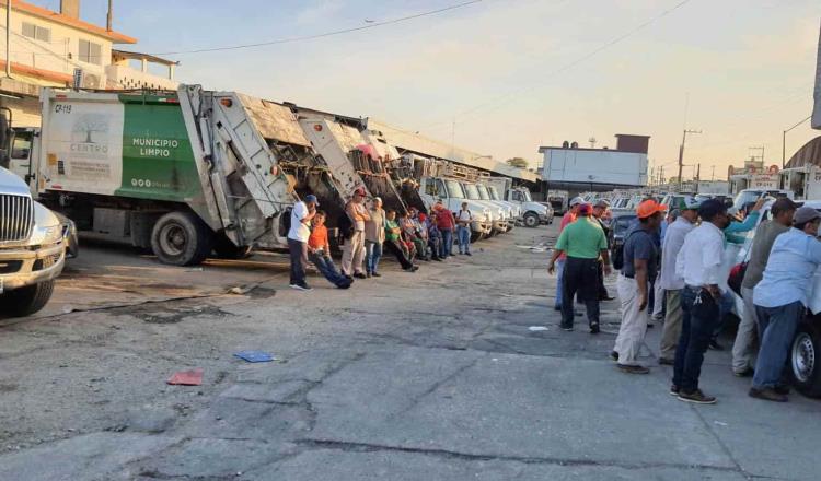 Por falta de pagos en horas extras paralizan trabajadores recolección de basura en Centro