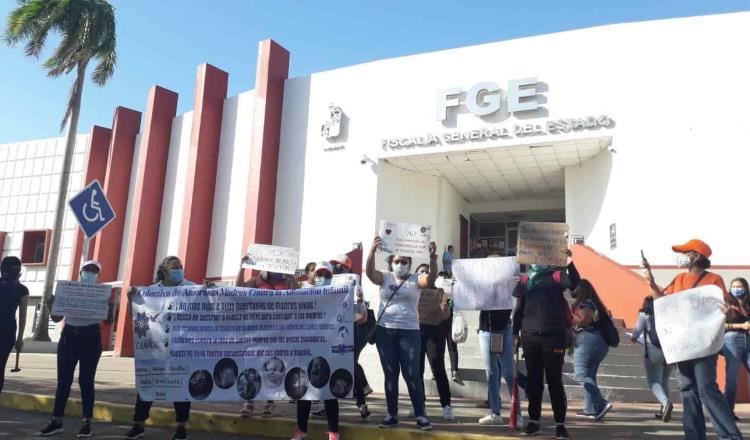Red de colectivas feministas Tabasqueñas protestan en la FGE
