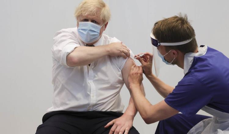 Boris Johnson completa esquema de vacunación