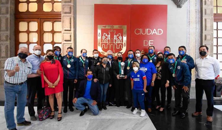 Cruz Azul entrega medalla de campeones a Claudia Sheinbaum