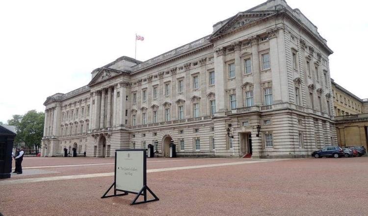 El Palacio de Buckingham prohibió que minorías étnicas ocuparan puestos oficiales, revela The Guardian