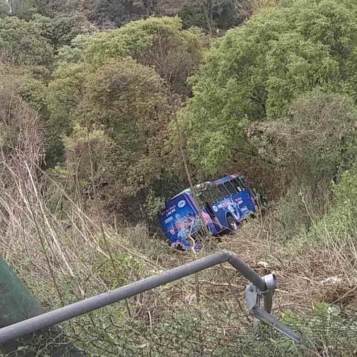 Cae autobús a barranca en Cuajimalpa, CDMX; reportan al menos 19 lesionados