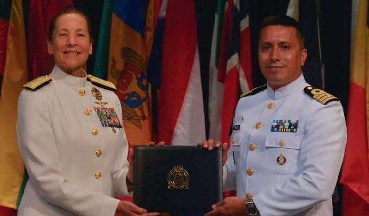 Mexicano se gradúa con honores del Colegio de Guerra Naval de Estados Unidos