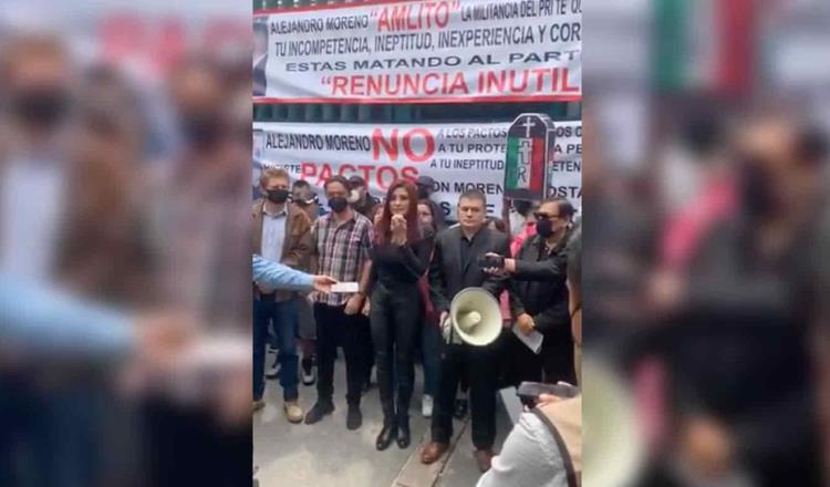 Protestan priistas en la sede nacional y exigen la renuncia de su dirigente, Alejandro Moreno