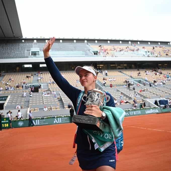 Barbora Krejcikova conquista su primer título al coronarse en el Roland Garros