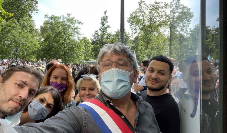 Arrojan harina a líder izquierdista durante protesta en Francia