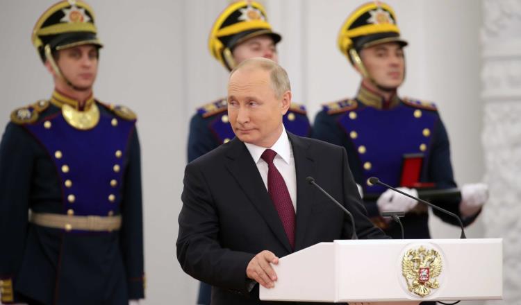 Premia presidente Vladimir Putin a creadores de la vacuna Sputnik V