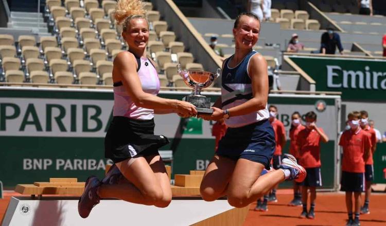 Barbora Krejcikova hace historia y logra doblete en Roland Garros