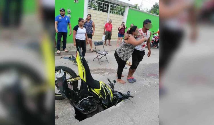 Motociclista cae en socavón… en Playas del Rosario