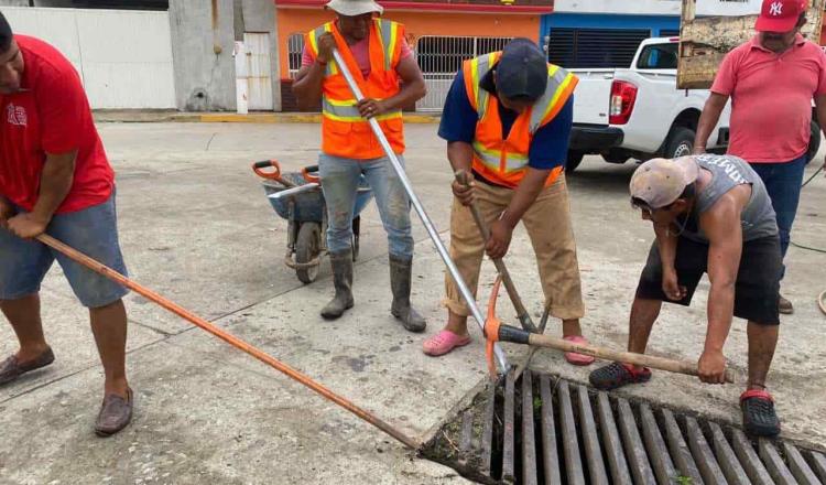 Realiza SAS limpieza manual a rejillas en calles de Villahermosa para evitar afectaciones por lluvias
