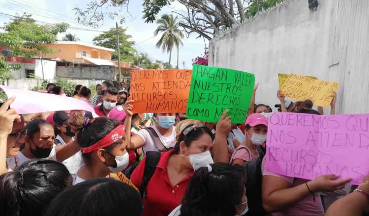 Mujeres de seis municipios exigen ser contratadas para trabajar en Dos Bocas