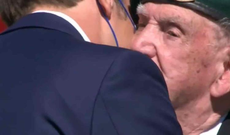 Pese a restricciones Macron saluda de beso en la mejilla a veteranos de la segunda guerra mundial