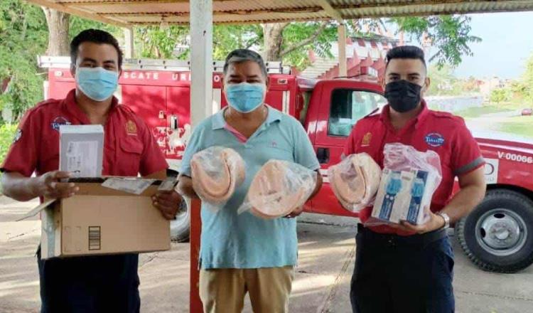 Tras accidentarse en la Villahermosa-Macuspana, conductor dona material y suministros a paramédicos 