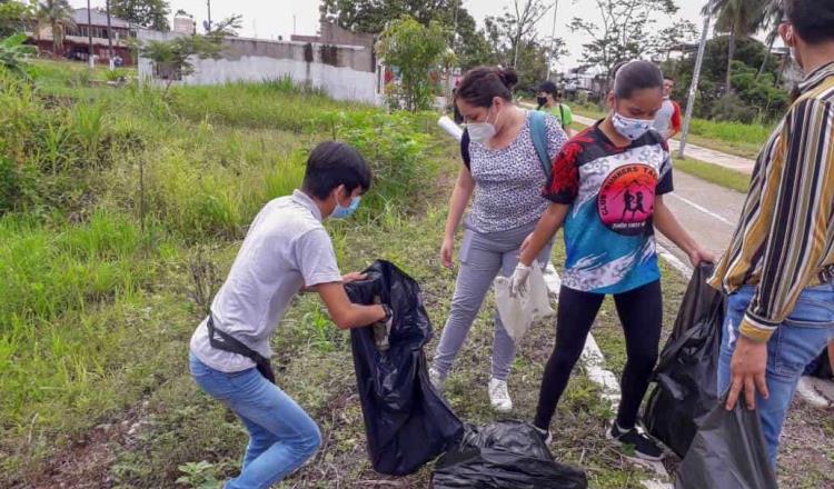 Emprenden jóvenes jornada de limpieza en Tacotalpa para evitar encharcamientos por lluvias