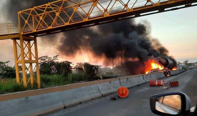 Se incendia pipa de diésel tras chocar sobre muro de contención sobre la Villahermosa-Macuspana 