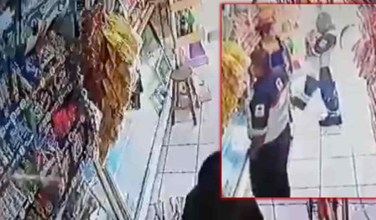 Paramédicos de la Cruz Roja roban un banco de madera en una tienda de abarrotes en la CDMX