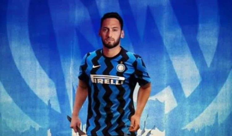 Hakan Calhanoglu salta del AC Milan al Inter de Milán