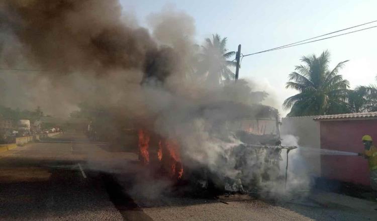 Se incendia camión de pasajeros en la carretera federal Comalcalco-Paraíso