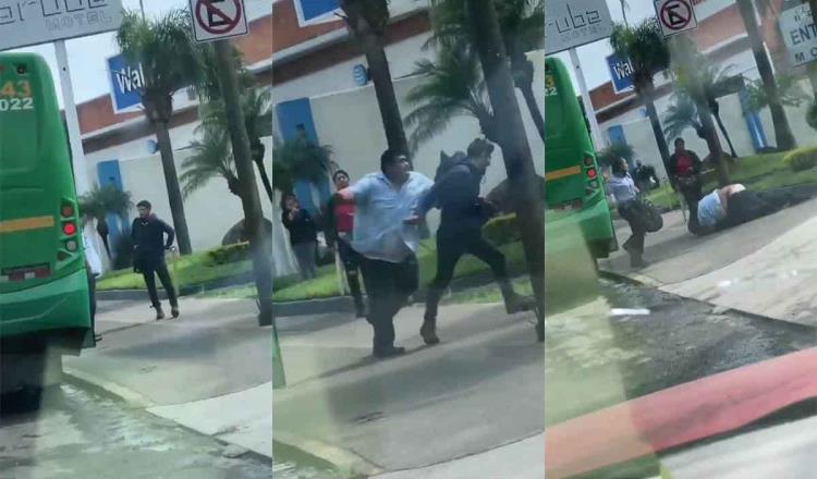 Chofer de una unidad de transporte se agarra a golpes con un pasajero en Jalisco