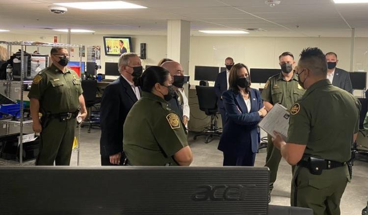 Recorre Kamala Harris oficina de Aduanas y Protección Fronteriza durante su visita a El Paso