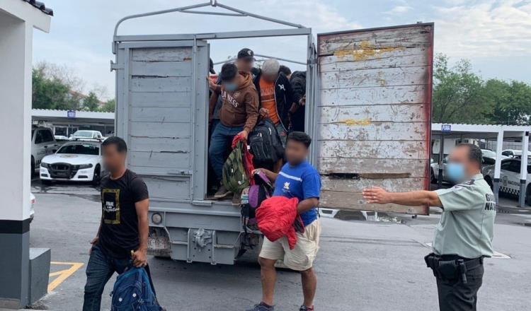 Detienen a sujeto que transportaba 40 migrantes en condiciones de hacinamiento en Nuevo León