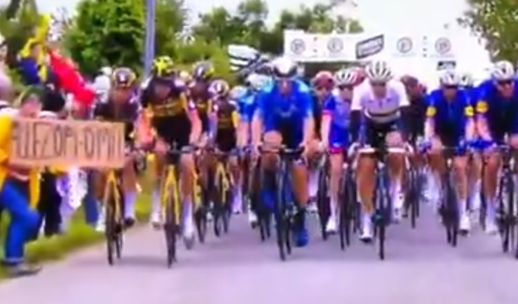 Aficionada provoca caída masiva de ciclistas en primera actividad del Tour de Francia 
