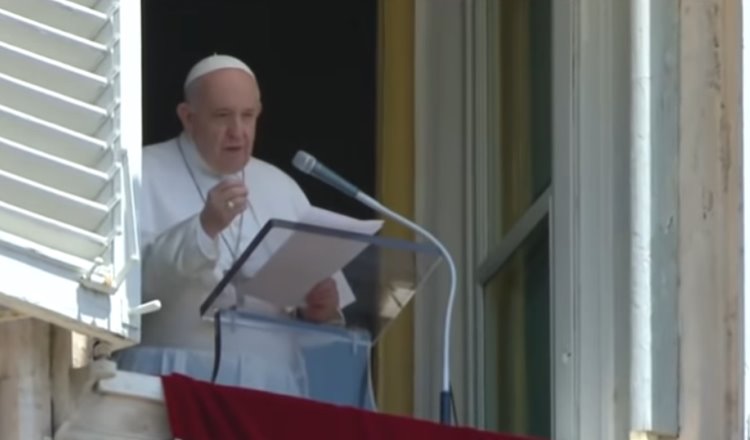Reaparece Papa Francisco tras operación; pide sanidad para todos