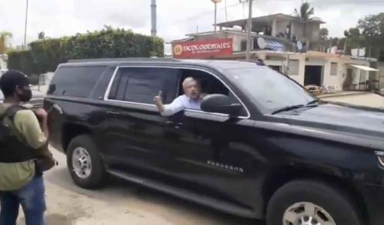 Aclara López Obrador video donde se le ve pasar en un convoy junto a un sujeto armado