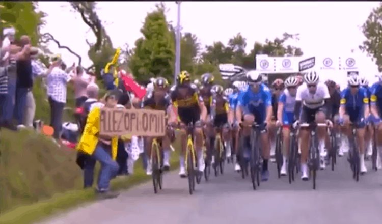 Detienen a aficionada que provocó caída del pelotón en el Tour de Francia
