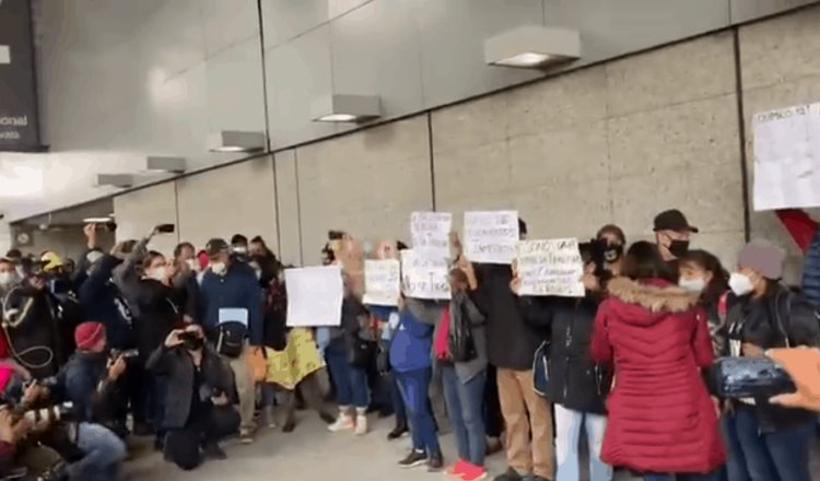 Padres de niños con cáncer llegan a acuerdos con autoridades tras bloquear Aeropuerto de CDMX