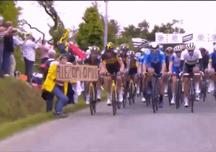 Tour de Francia retira cargos contra mujer que ocasionó la caída de ciclistas