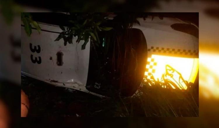 Taxi sufre volcadura sobre la vía Paraíso-Comalcalco