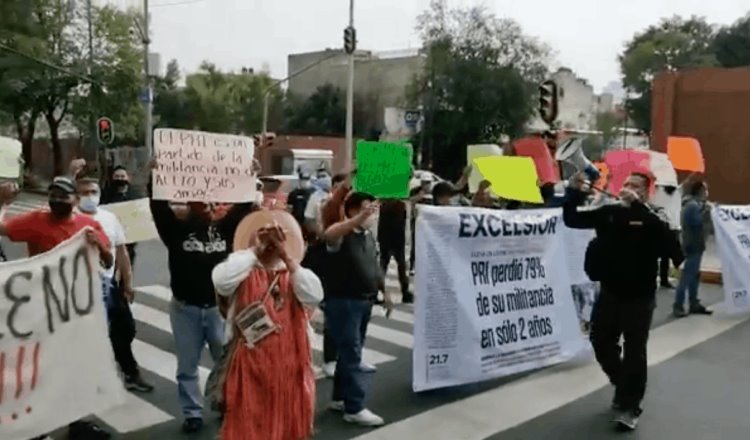 Protestan en sede del PRI exigiendo renuncia de Alito