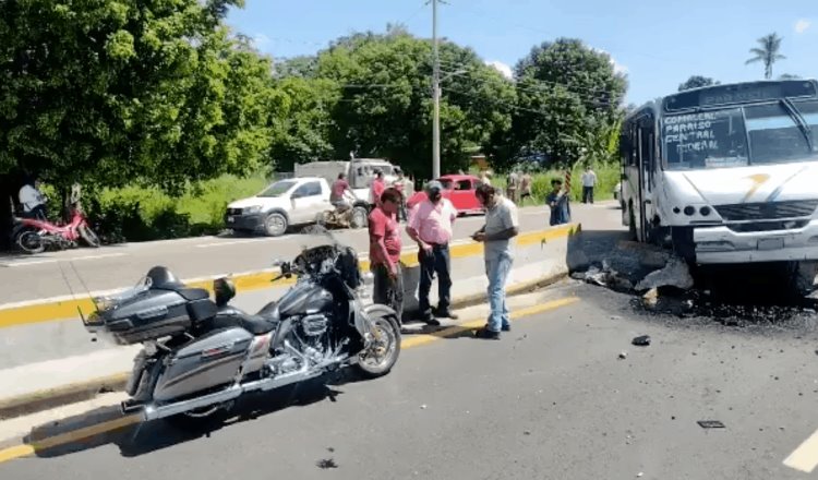 Camión pierde el control y choca contra muro en la carretera Paraíso-Comalcalco