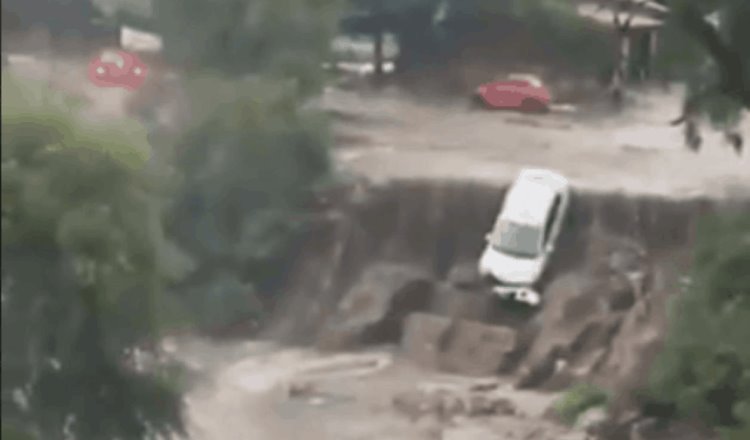Lluvia y granizo generan inundaciones en Atizapán de Zaragoza, Edomex