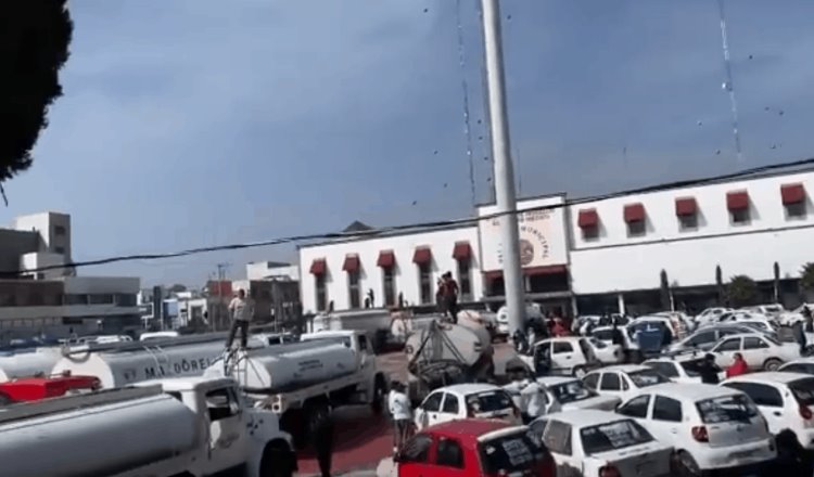 Dueños de pipas bloquean vialidades en Ecatepec