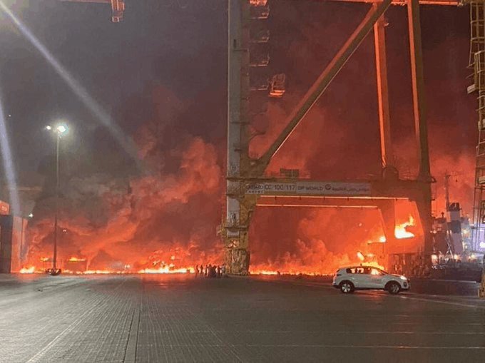 Explota contenedor en el puerto de Jebel Ali, en Dubái