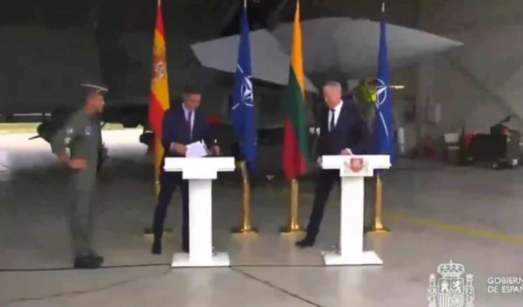 Suspende presidente del Gobierno de España conferencia de prensa en la base de la OTAN en Lituania por presencia de avión no identificado 