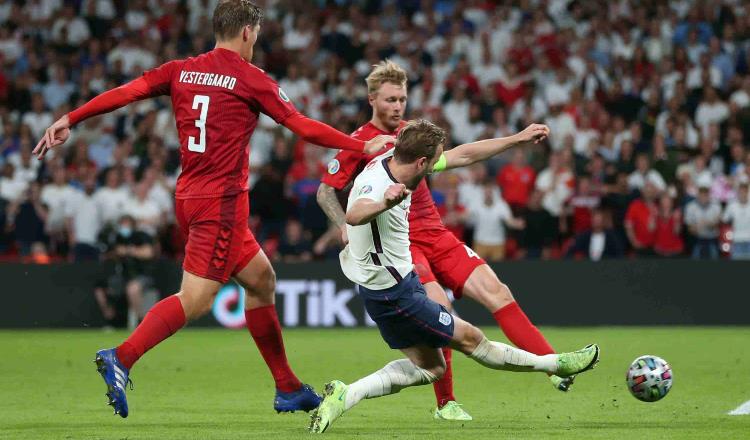 Multa UEFA a Inglaterra por uso de láser en partido contra Dinamarca en Eurocopa