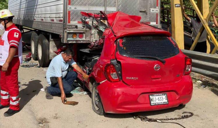 Choca auto compacto contra tráiler sobre la Vhsa-Frontera 