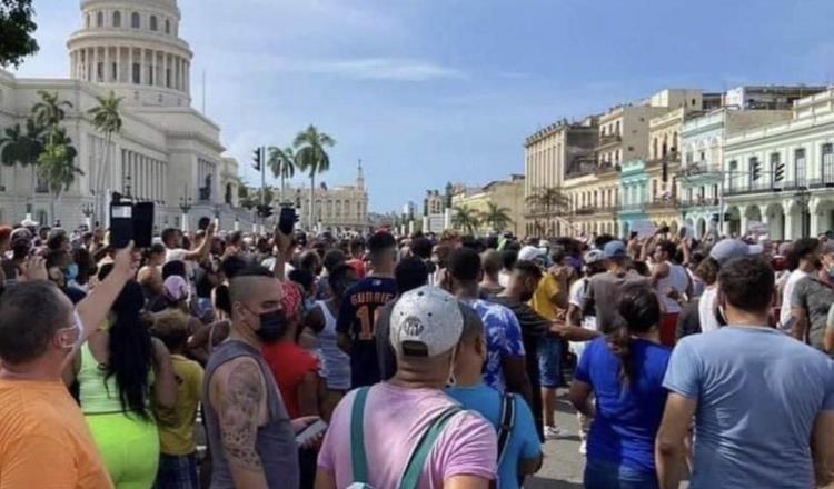Protestan en Cuba contra el gobierno; el Presidente pide a revolucionarios salir a las calles contra las provocaciones