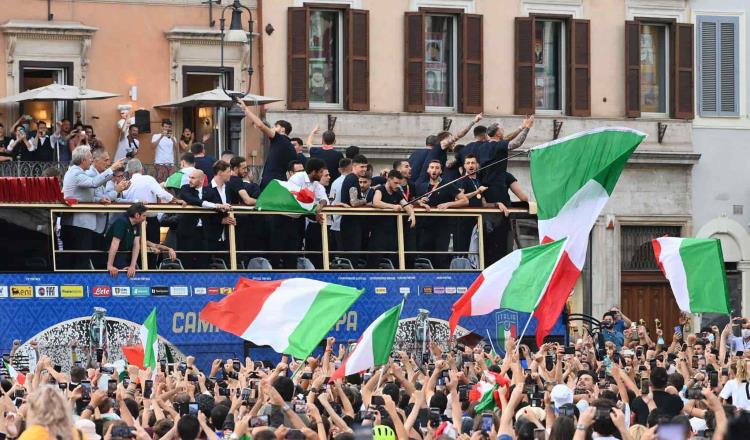 Selección italiana festeja en desfile con aficionados en Roma