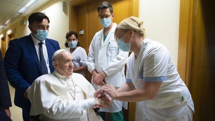 Seguirá Papa Francisco en el hospital para optimizar su rehabilitación: Vaticano