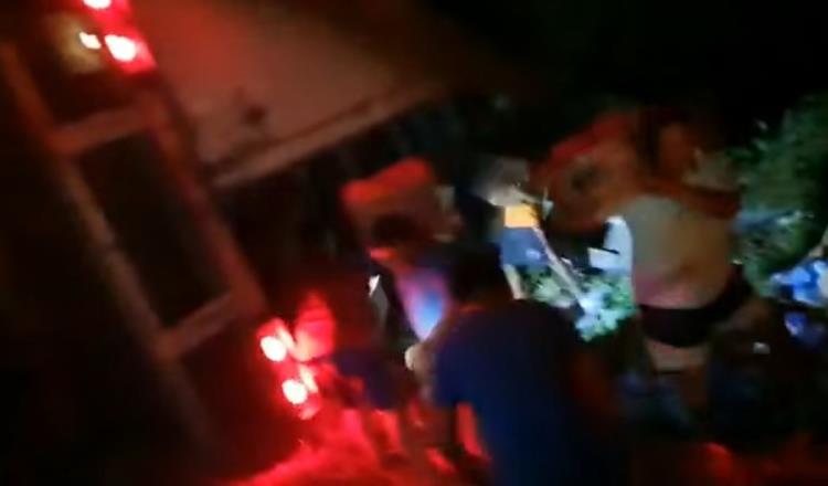 Se registra rapiña en carretera Cunduacán – Jalpa tras volcadura de tráiler cargado con productos de limpieza