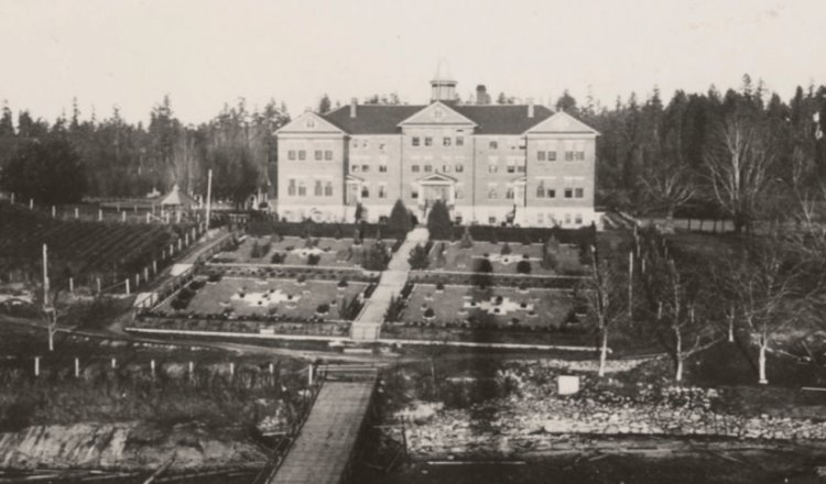 Encuentran más de 160 tumbas en otra escuela católica de Canadá que funcionó hasta 1975