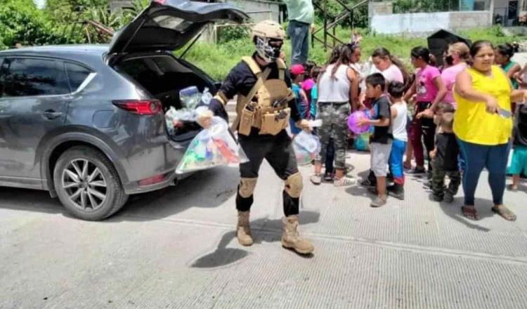 Difunden imágenes de sujetos armados repartiendo en Morelos despensas y útiles a nombre del CJNG