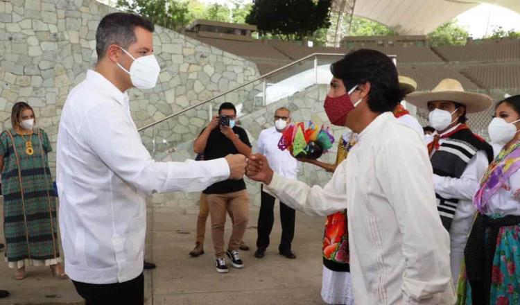 Gobernador de Oaxaca negocia libertad de funcionarios y policías retenidos