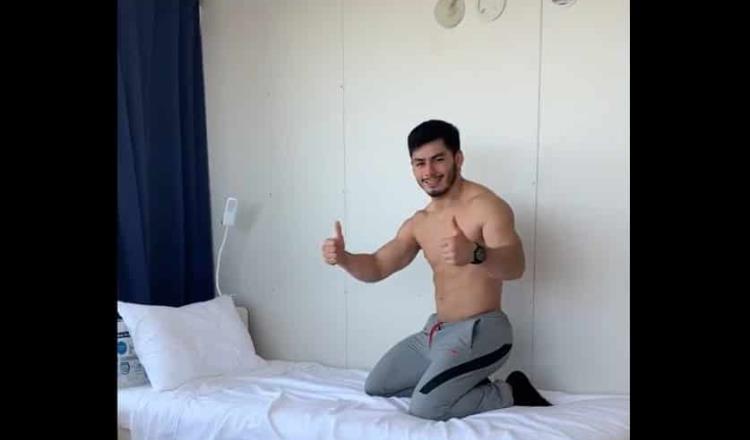 Atleta mexicano Jorge Cárdenas pone a prueba resistencia de camas anti sexo de la villa olímpica