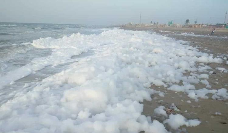 Protección Civil de Coatzacoalcos cierra playas por presencia de espuma marina